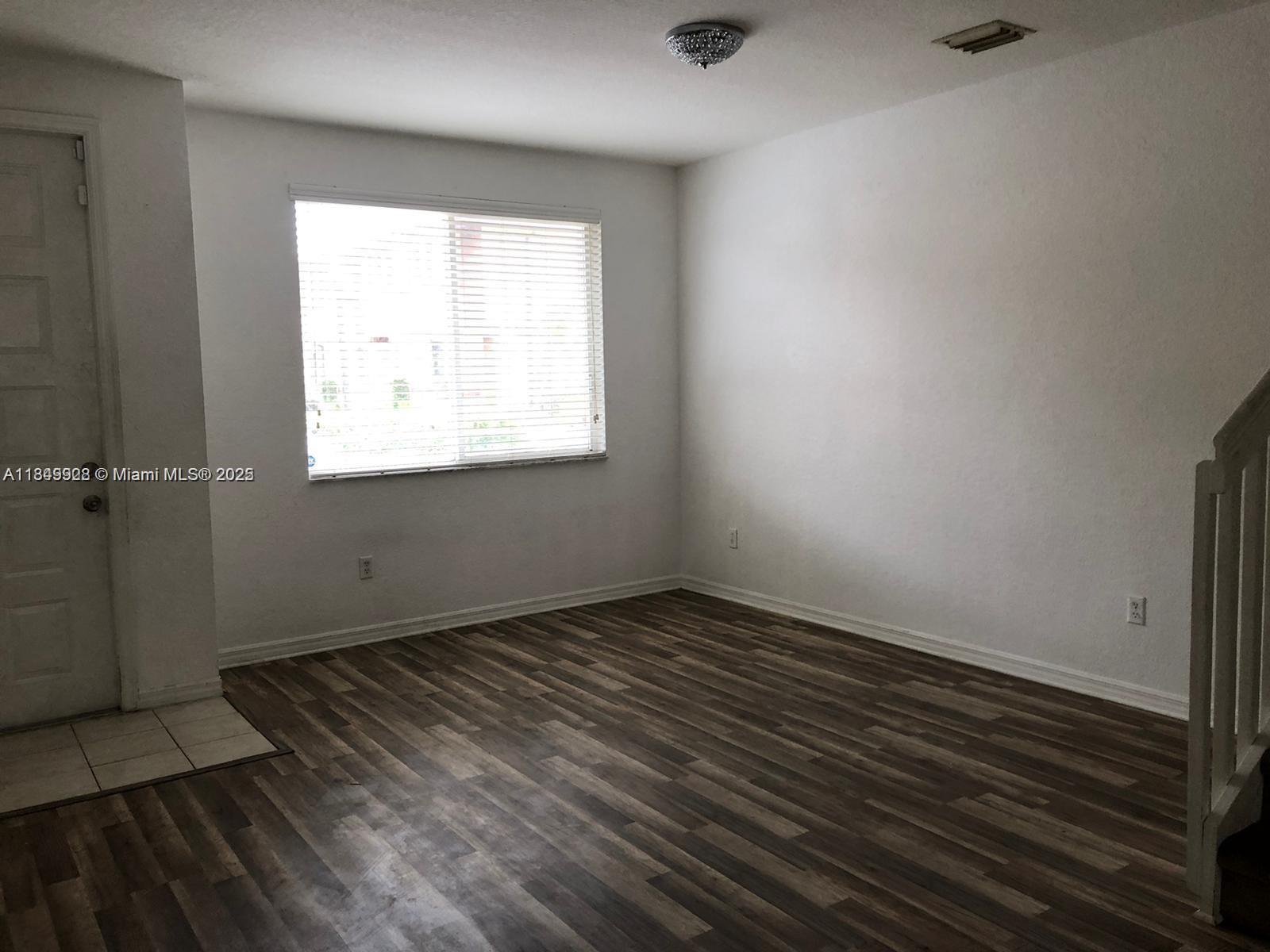1911 Hibiscus Ln Property Photo 4