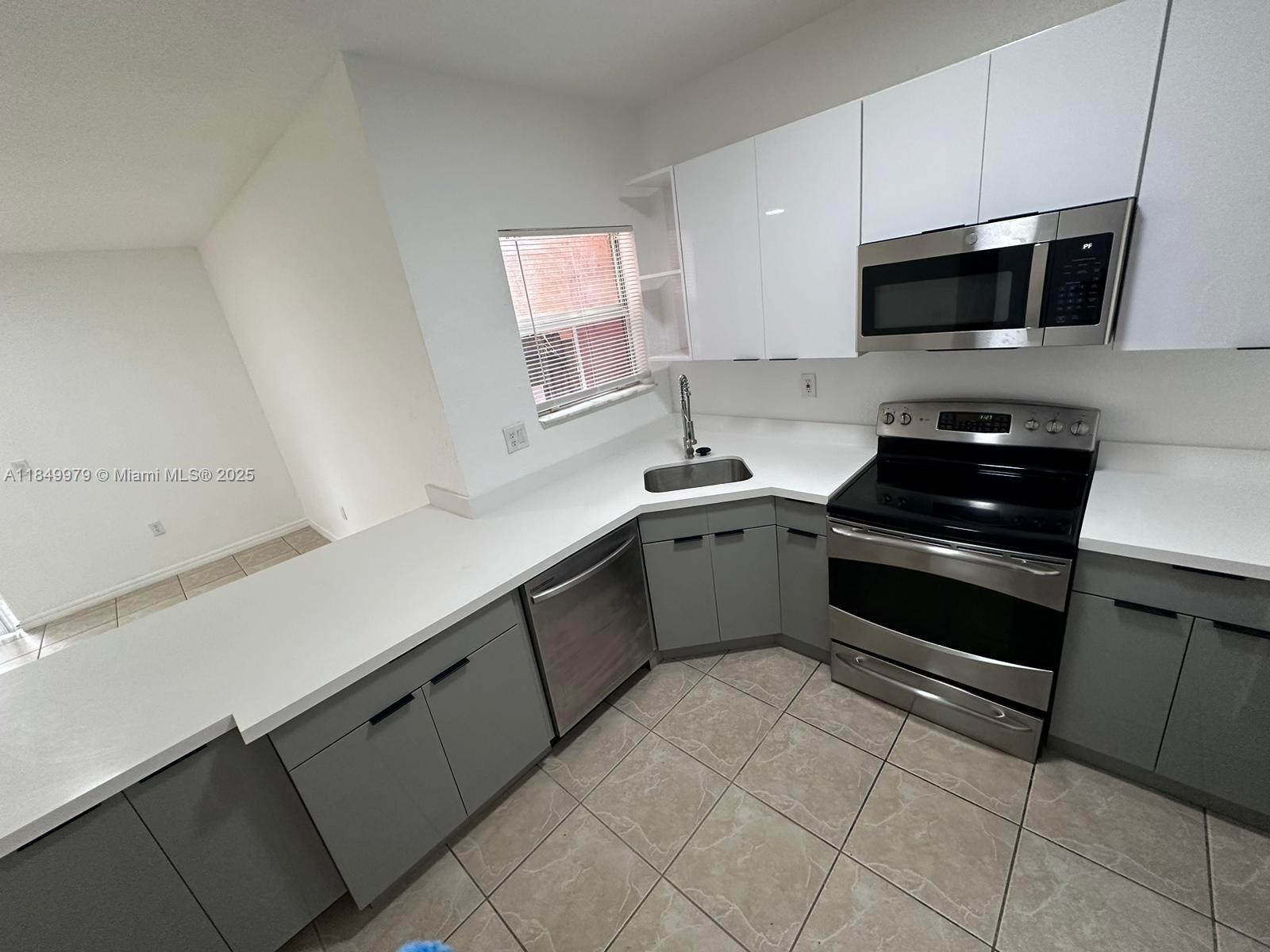 941 Sw 6th Pl Property Photo 3