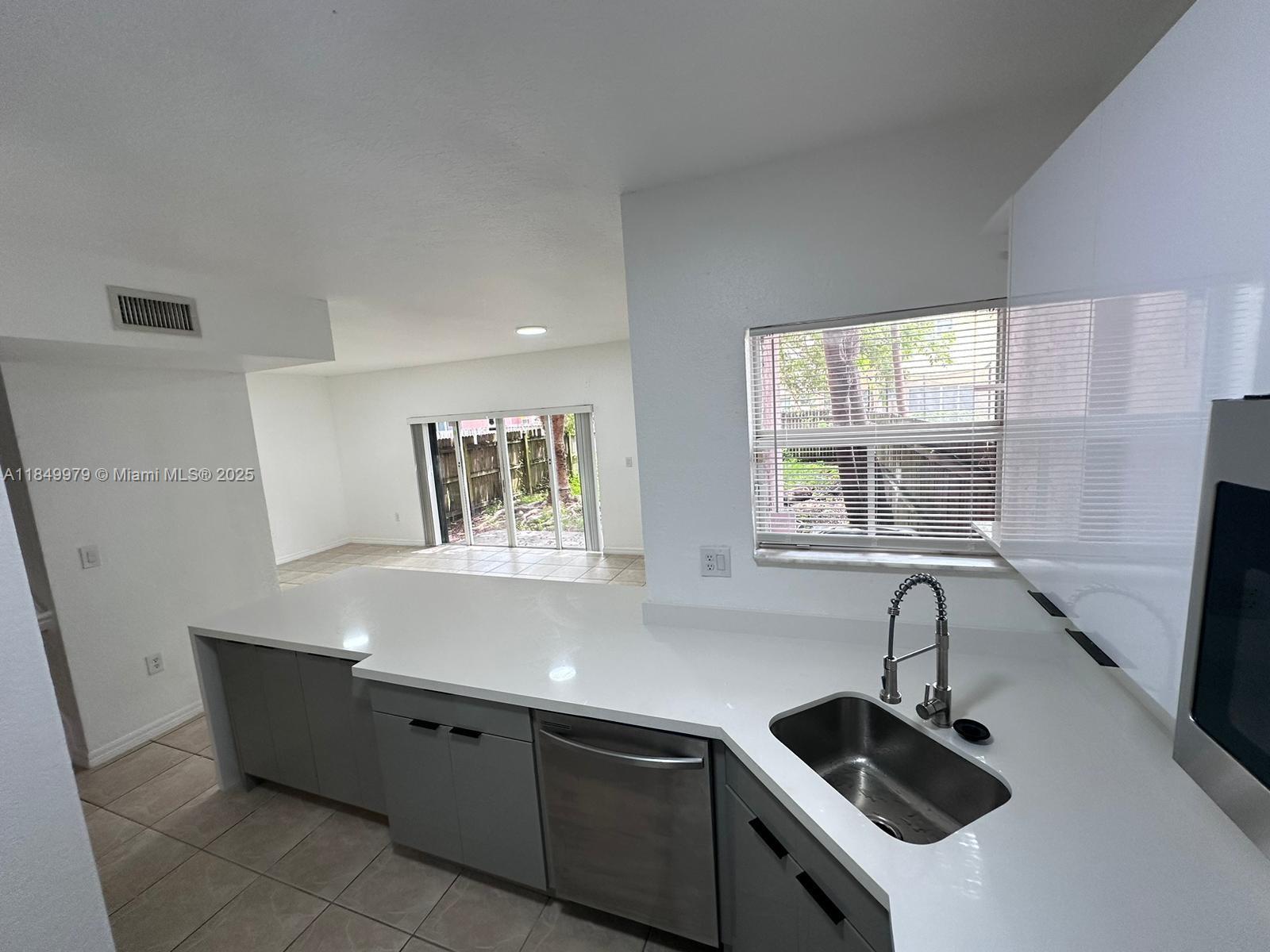 941 Sw 6th Pl Property Photo 4
