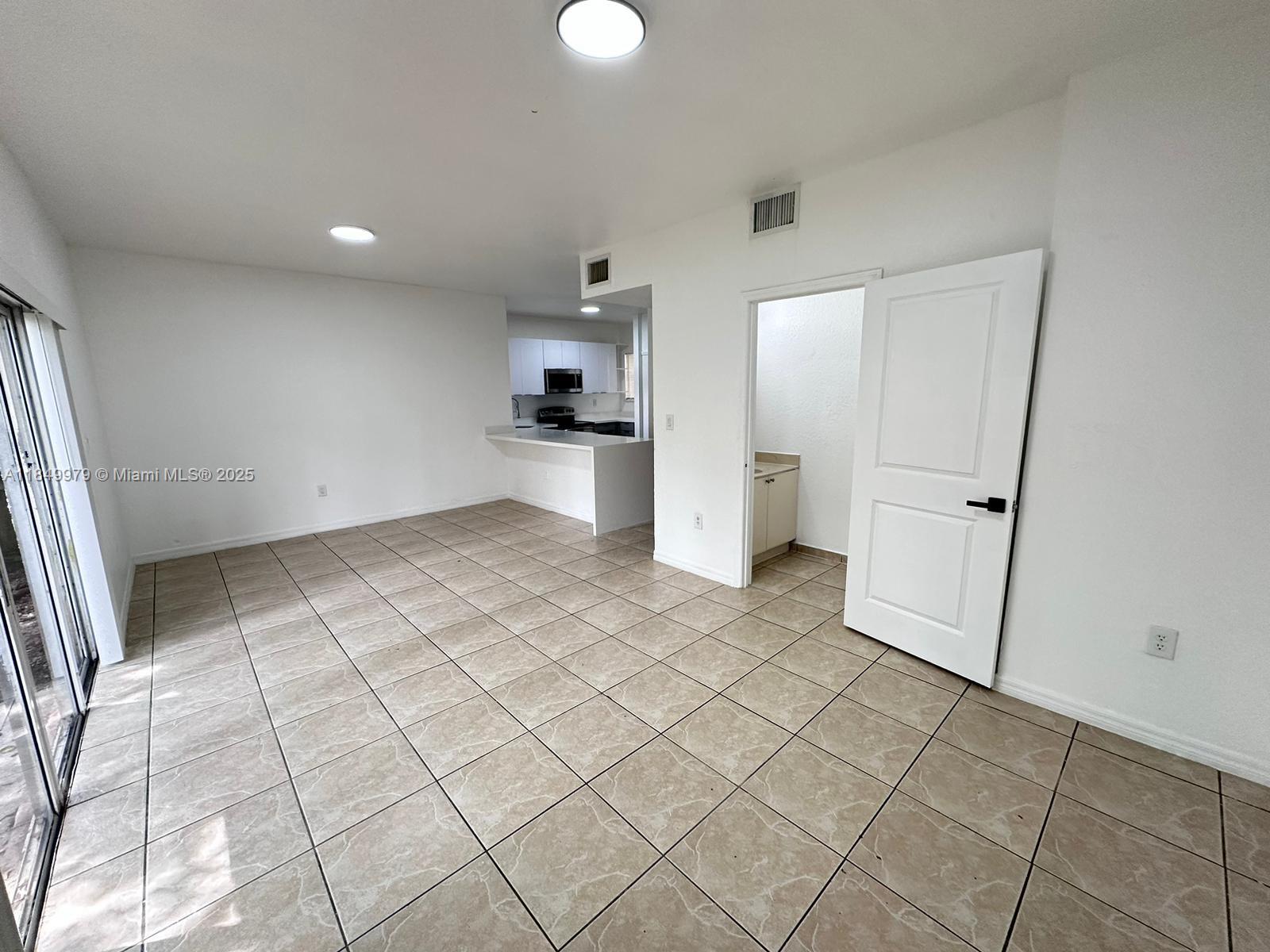 941 Sw 6th Pl Property Photo 6