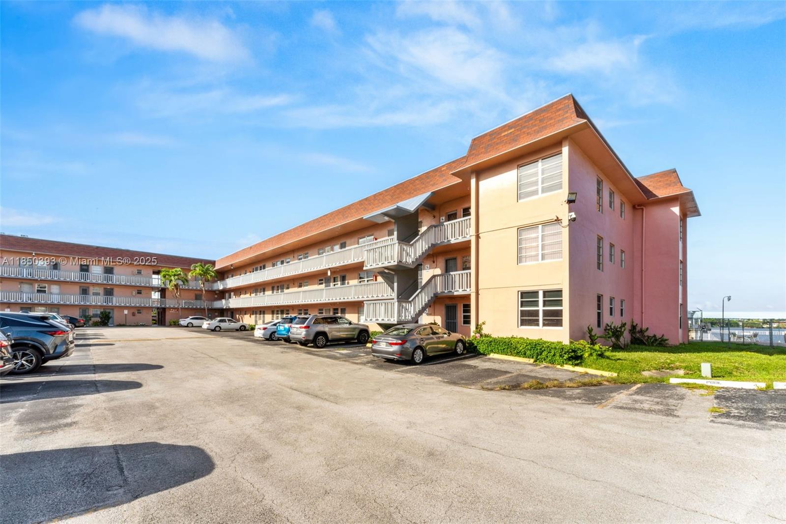 18555 NE 14th Ave 613 Property Photo 1