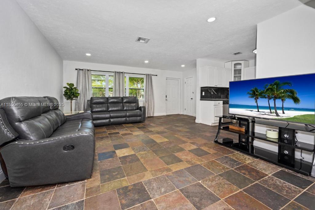 1619 NW 9th Ave Property Photo 1