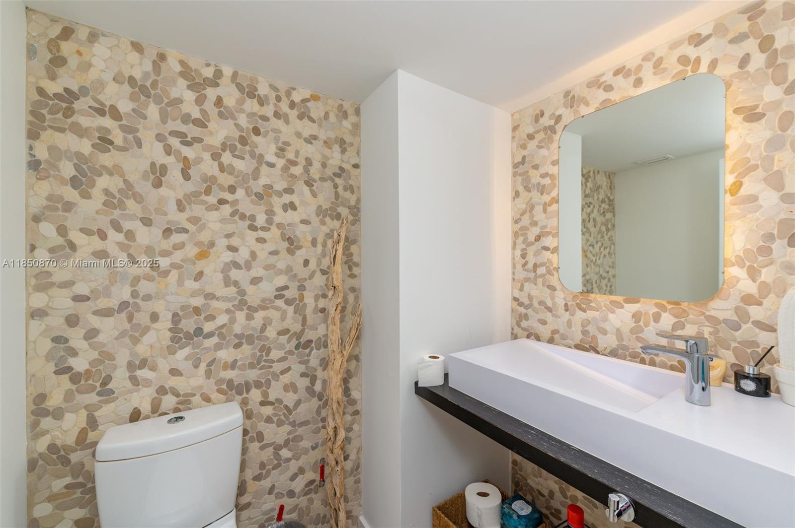 2301 Collins Ave 716 Property Photo 12