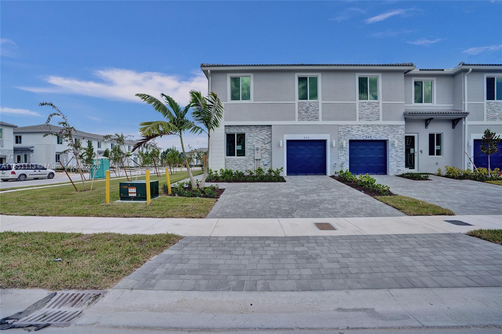 633 SE 14th Ct . Property Photo 1