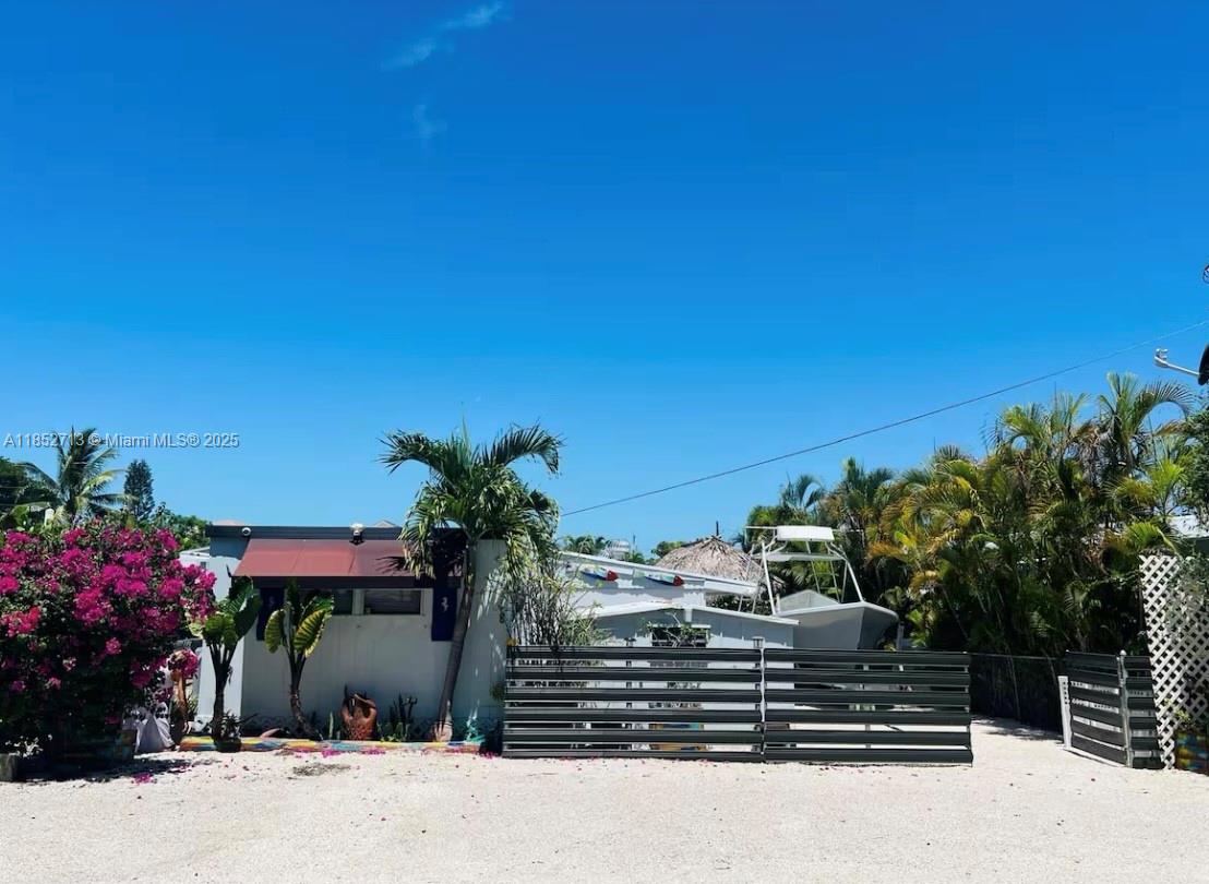 8 Grassy Rd Property Photo 1