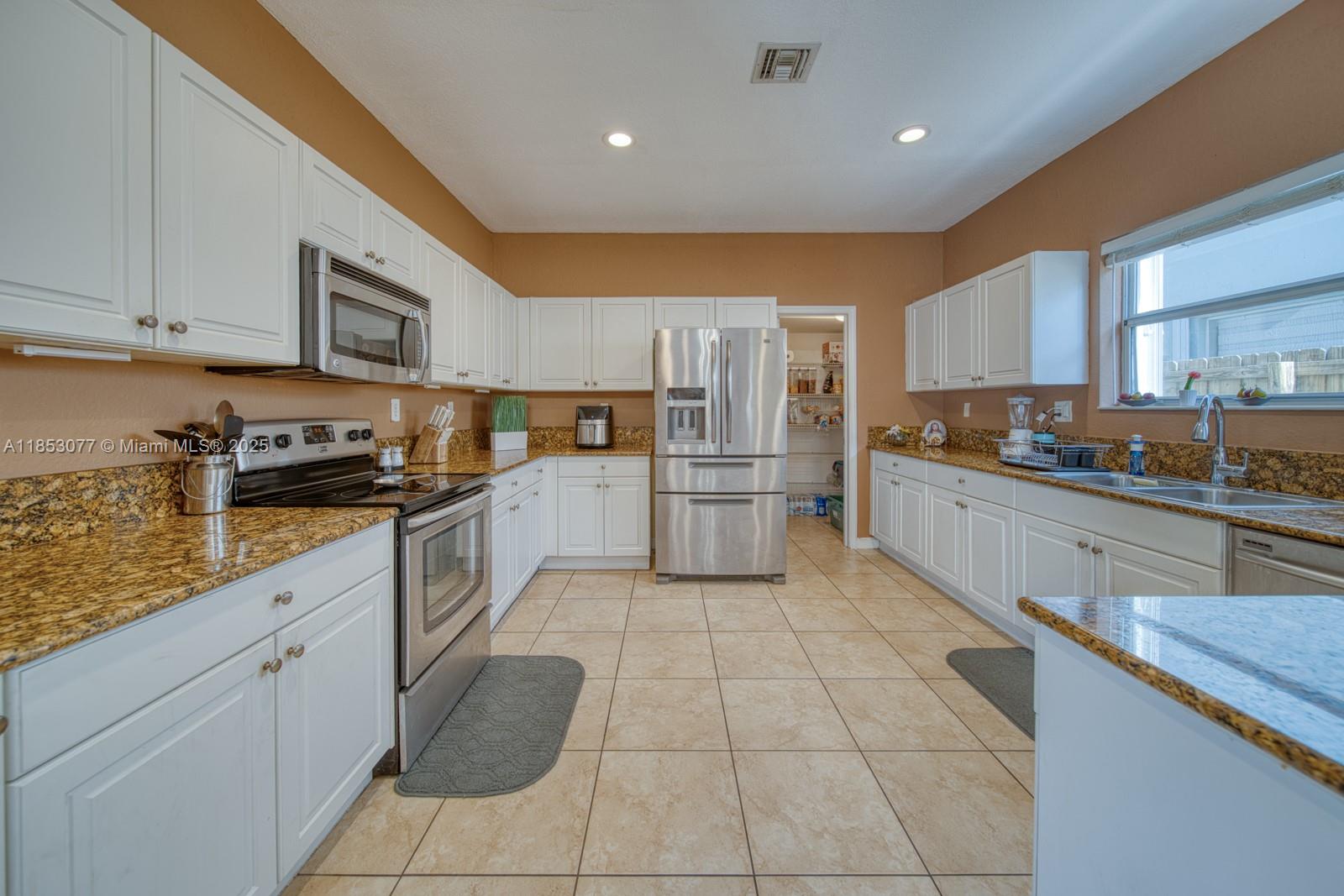 229 Ne 36 Avenue Rd Property Photo 2