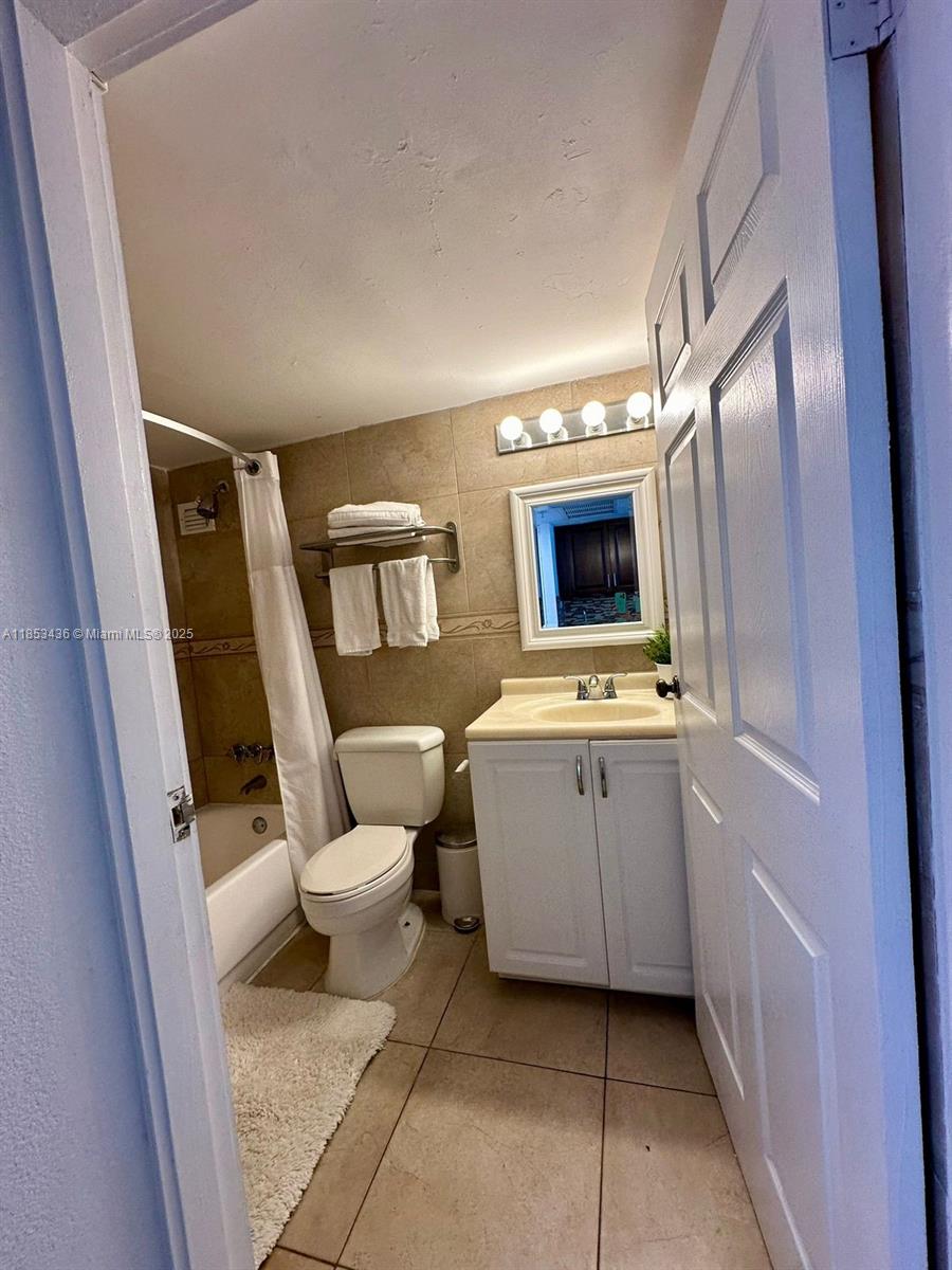 19201 Collins Ave 108 Property Photo 6
