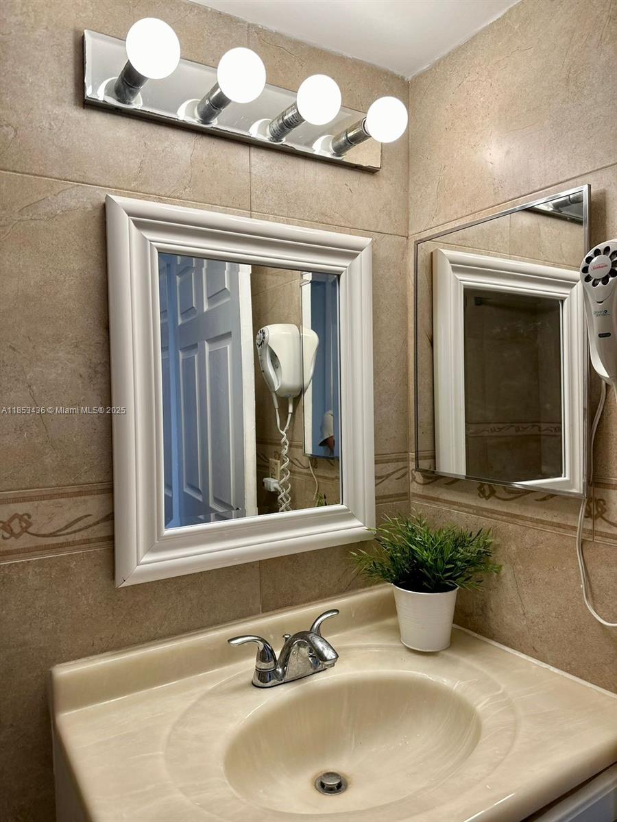 19201 Collins Ave 108 Property Photo 8