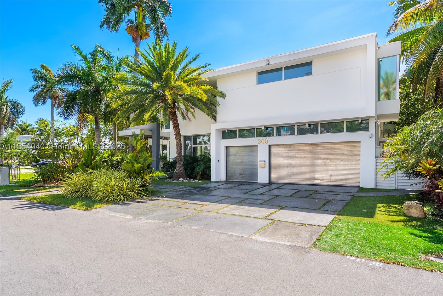 300 Royal Plaza Dr Property Photo 1