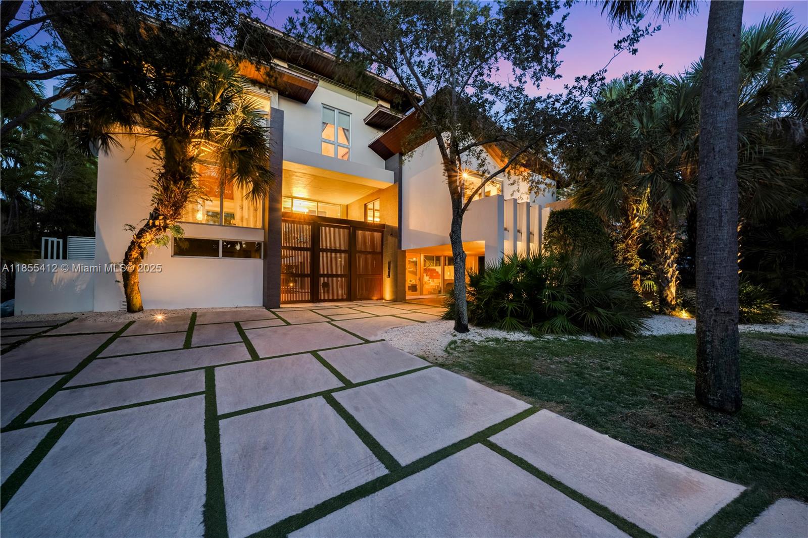 545 Sabal Palm Property Photo 4