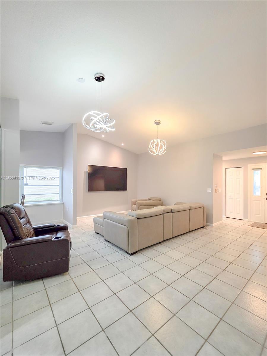 705 Se 22nd Ln Property Photo 3