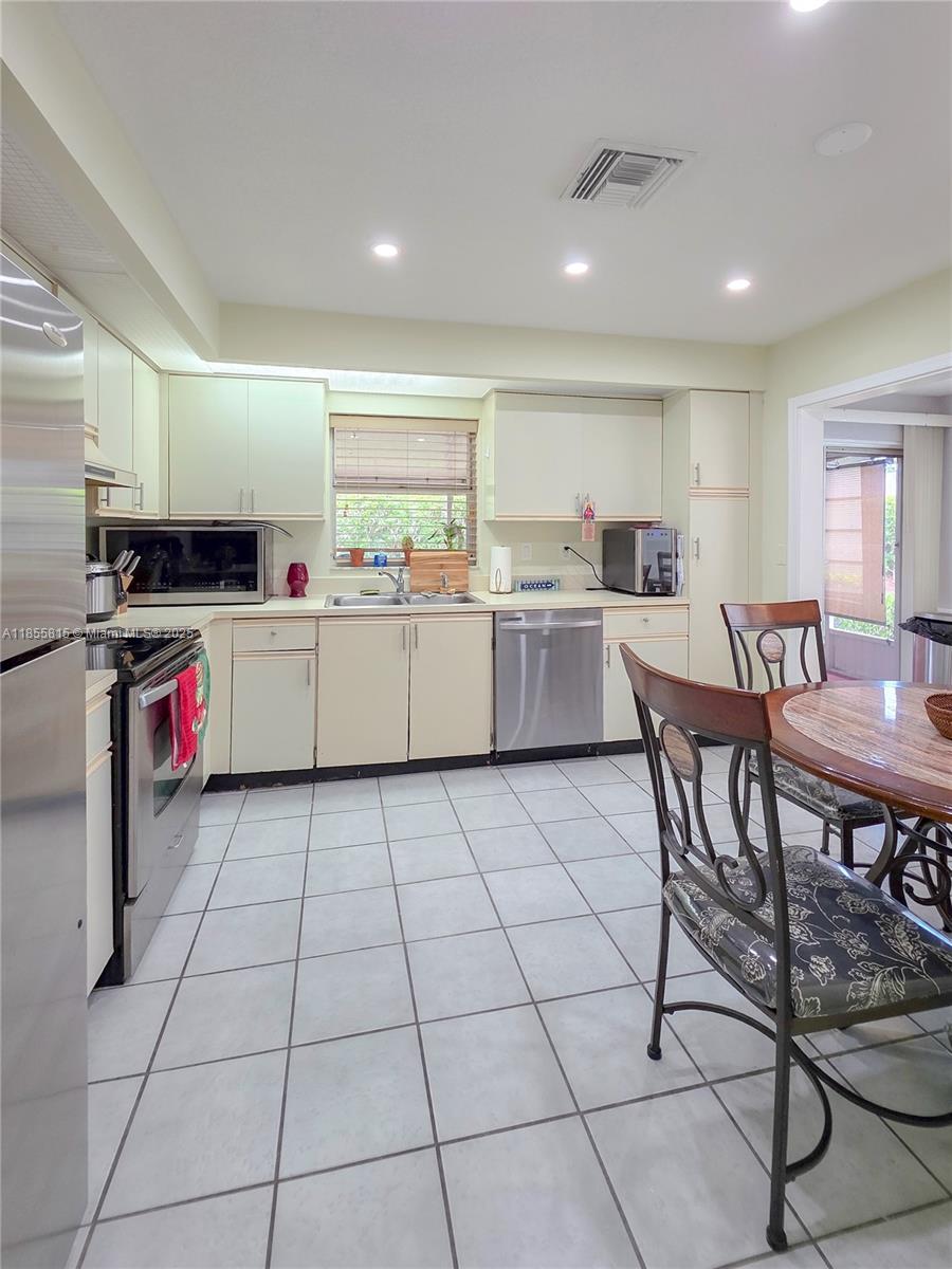 705 Se 22nd Ln Property Photo 6