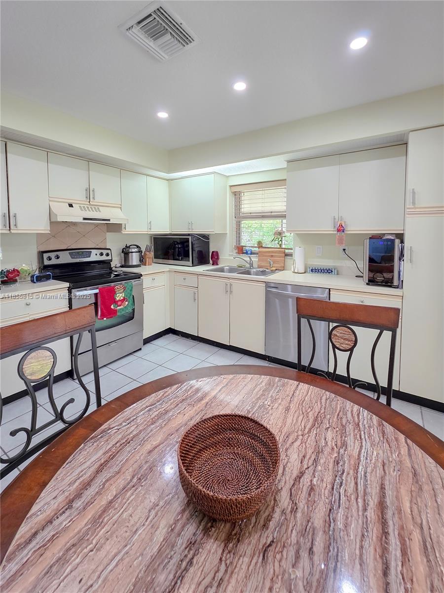 705 Se 22nd Ln Property Photo 7