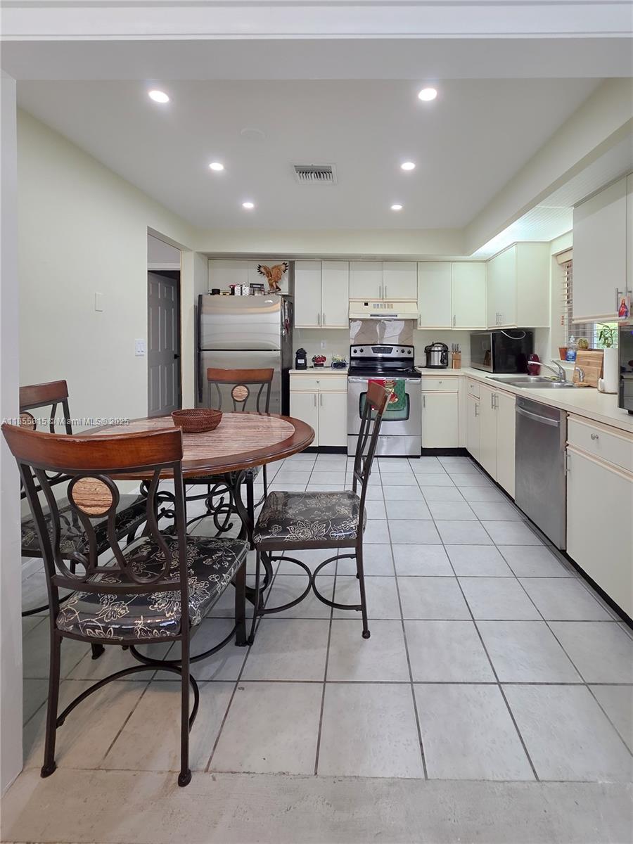 705 Se 22nd Ln Property Photo 8