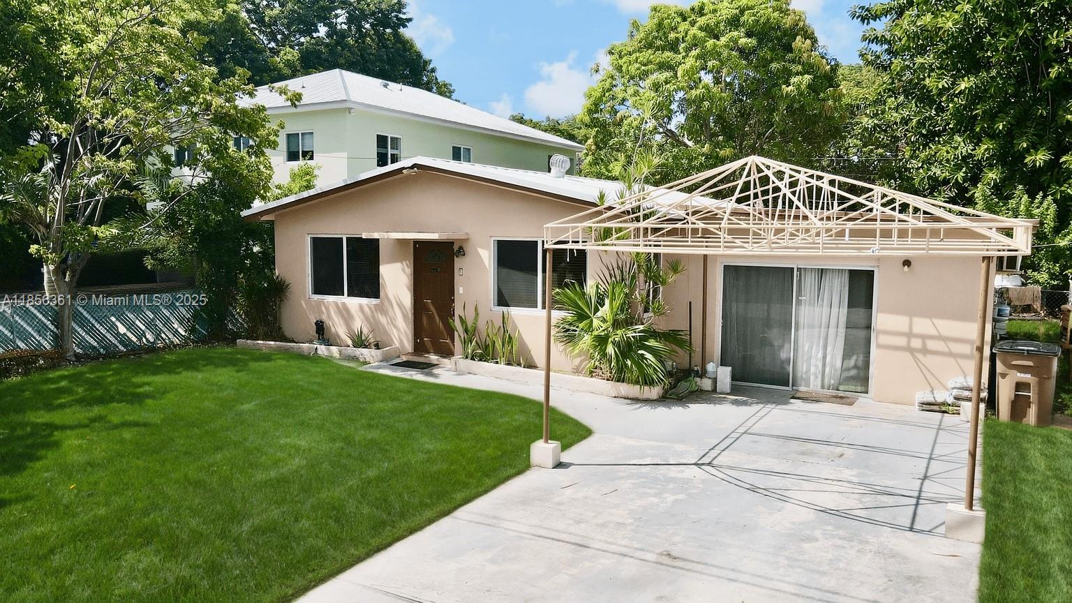 8 Madeira Property Photo 1