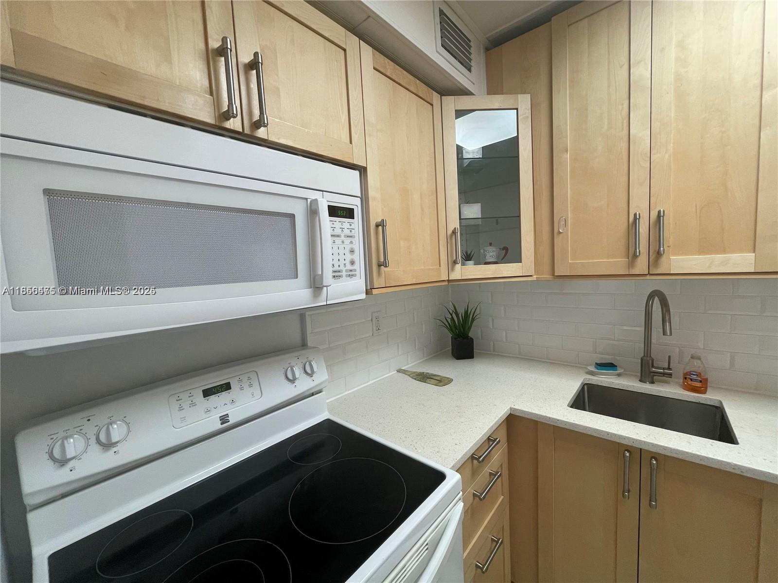 2899 Collins Ave 1420 Property Photo 7