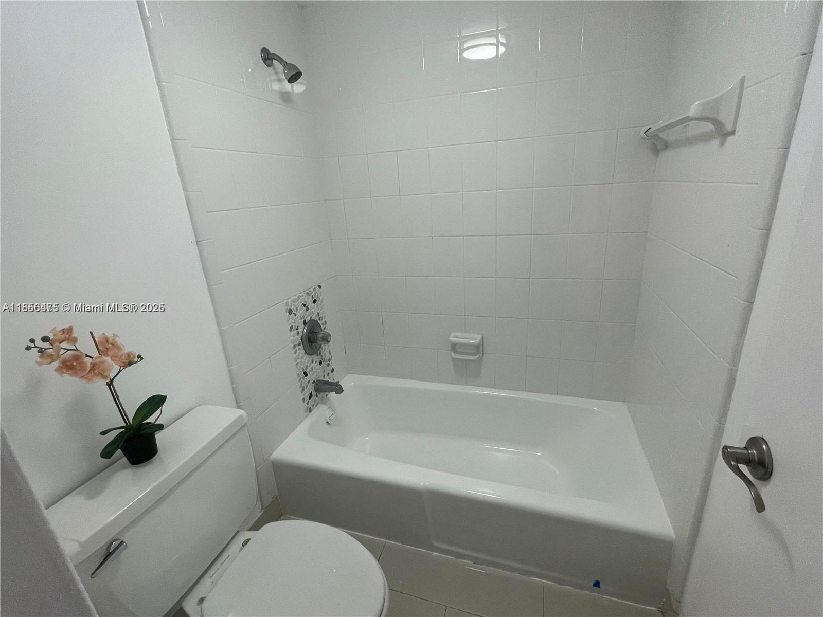2899 Collins Ave 1420 Property Photo 9