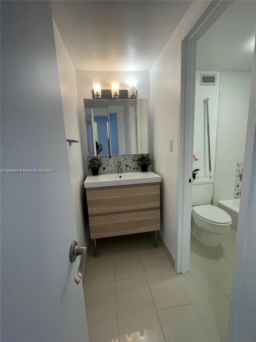 2899 Collins Ave 1420 Property Photo 10