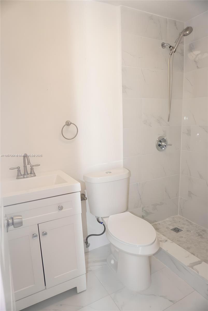 4851 E 8th Ct Property Photo 11