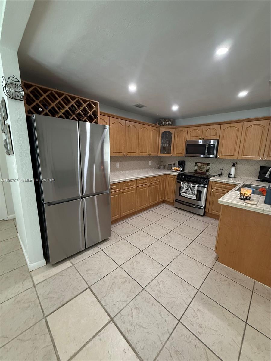 2231 N 66th Ave Property Photo 2