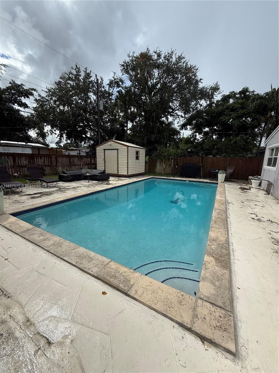 2231 N 66th Ave Property Photo 5