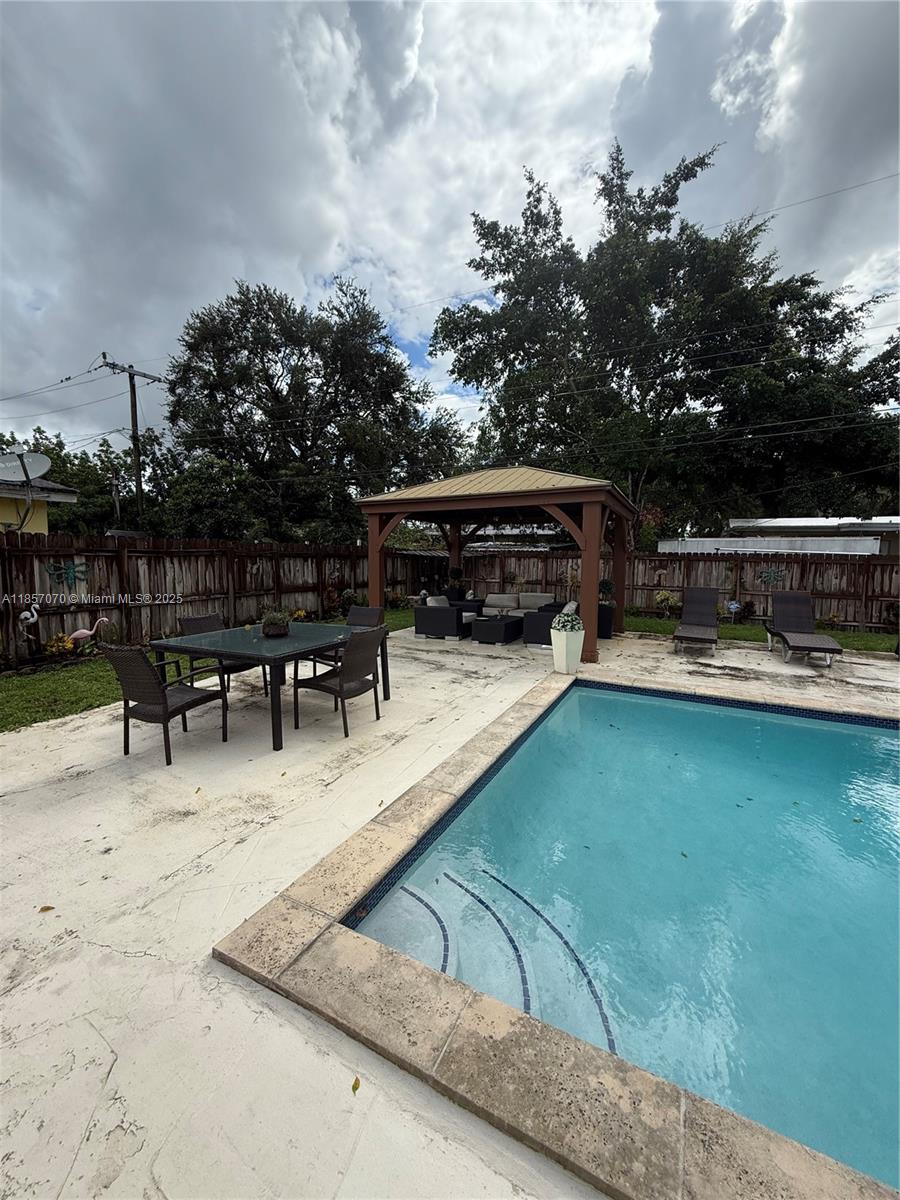 2231 N 66th Ave Property Photo 6