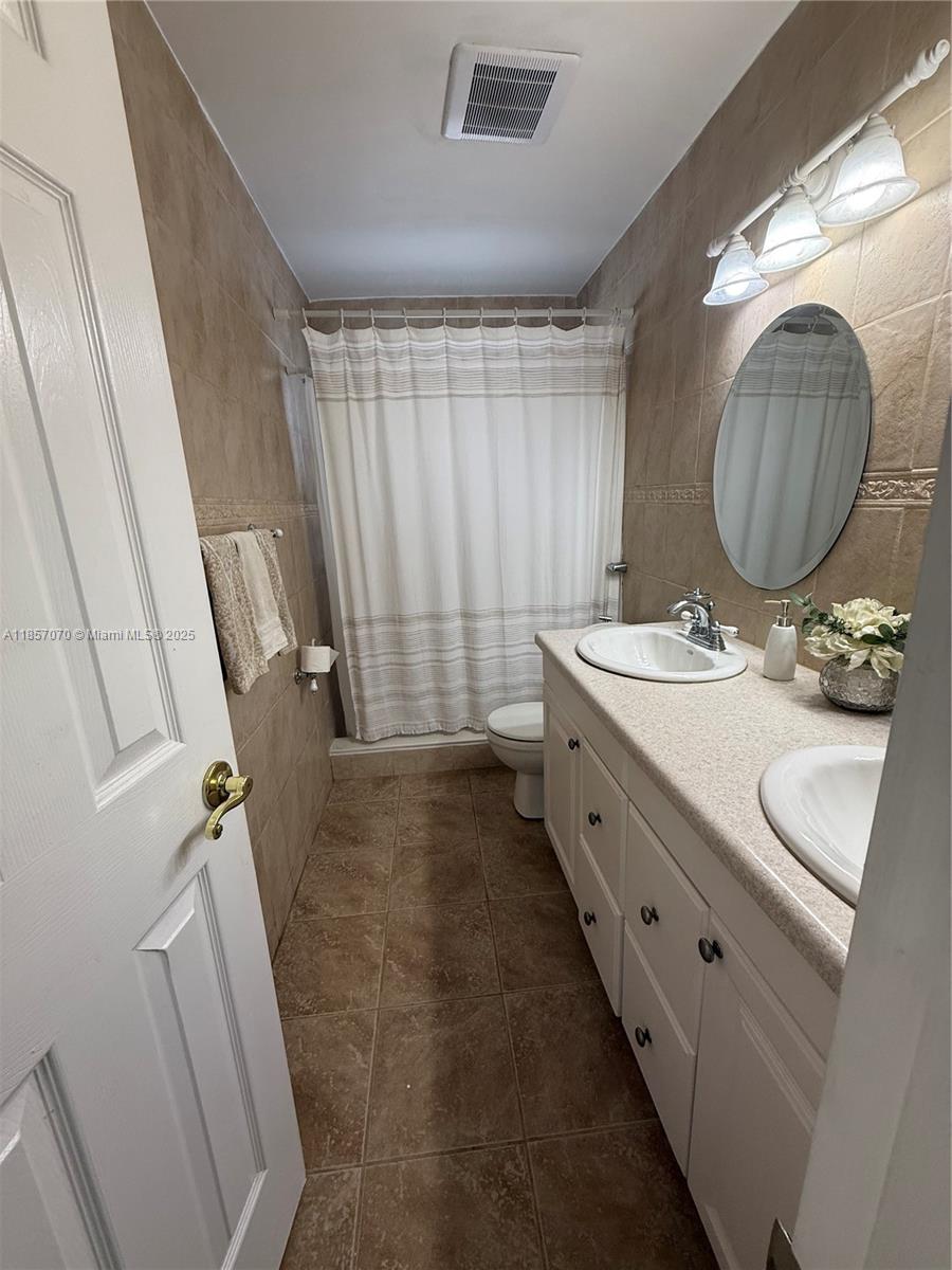 2231 N 66th Ave Property Photo 11