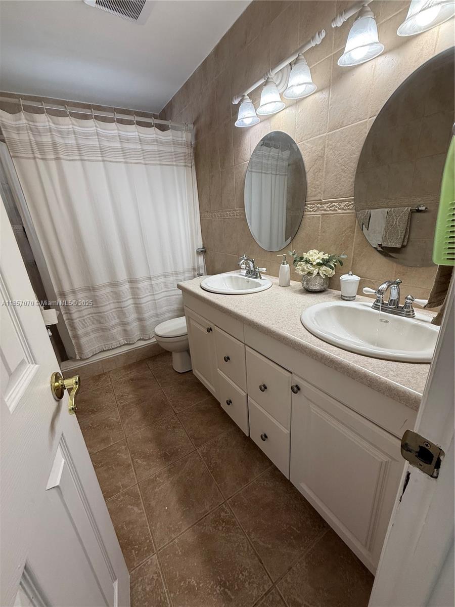 2231 N 66th Ave Property Photo 12