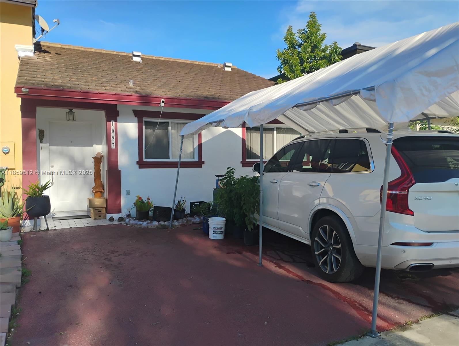 1097 SE 12th Ter Property Photo 1