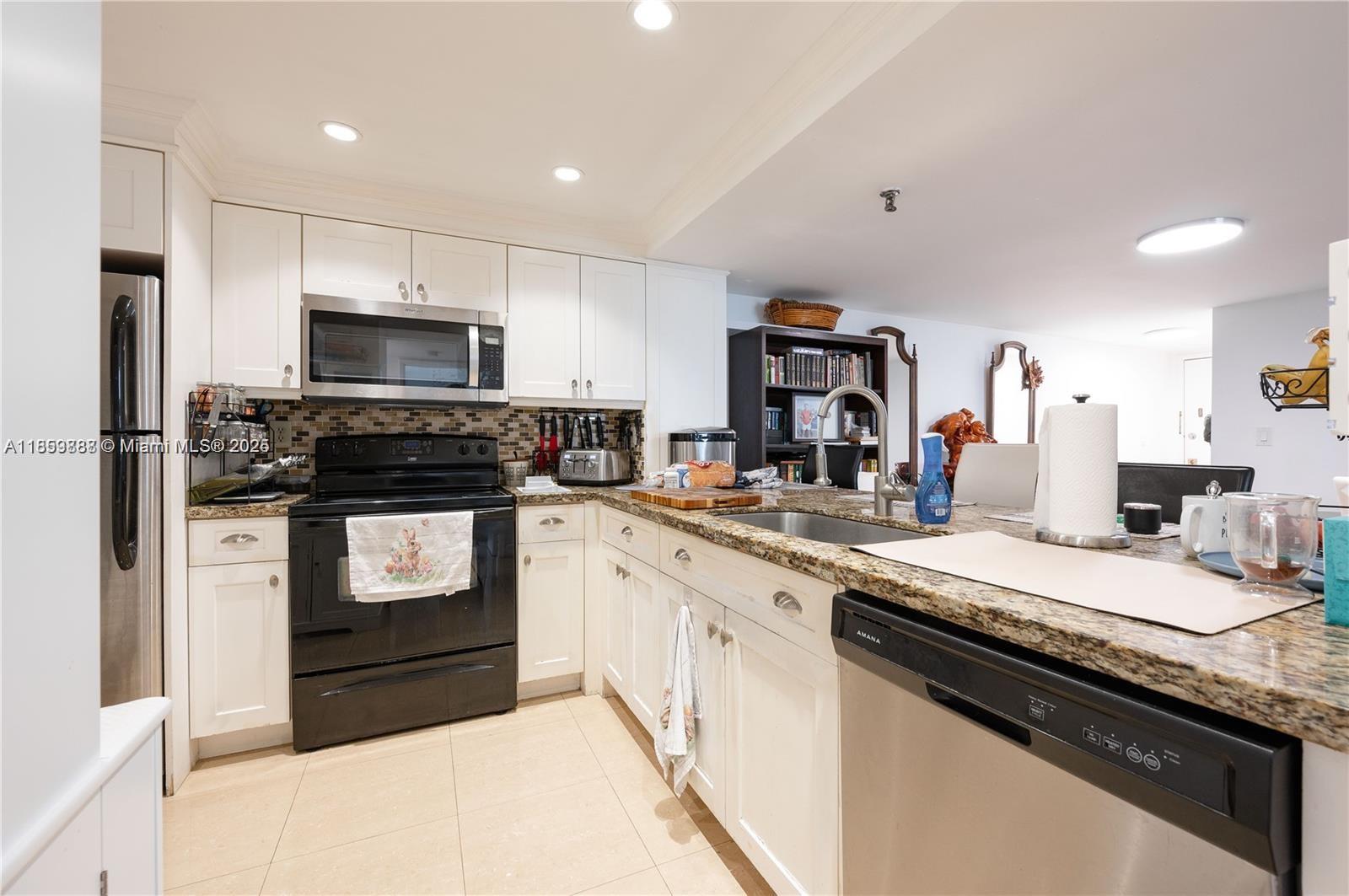 1621 Collins Ave 302 Property Photo 1