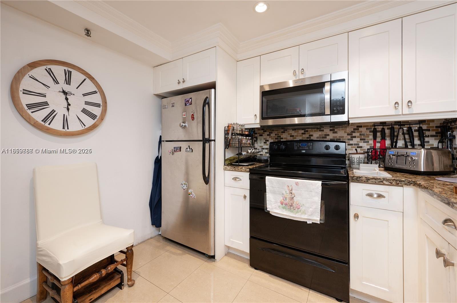1621 Collins Ave 302 Property Photo 2