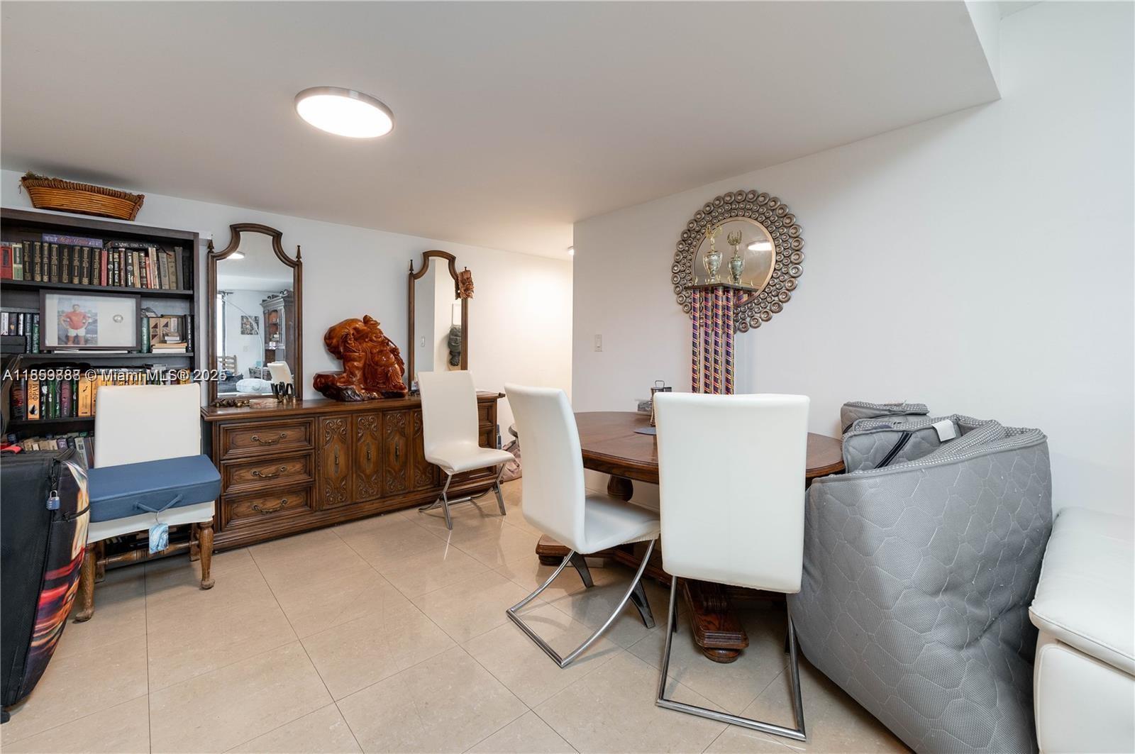 1621 Collins Ave 302 Property Photo 15