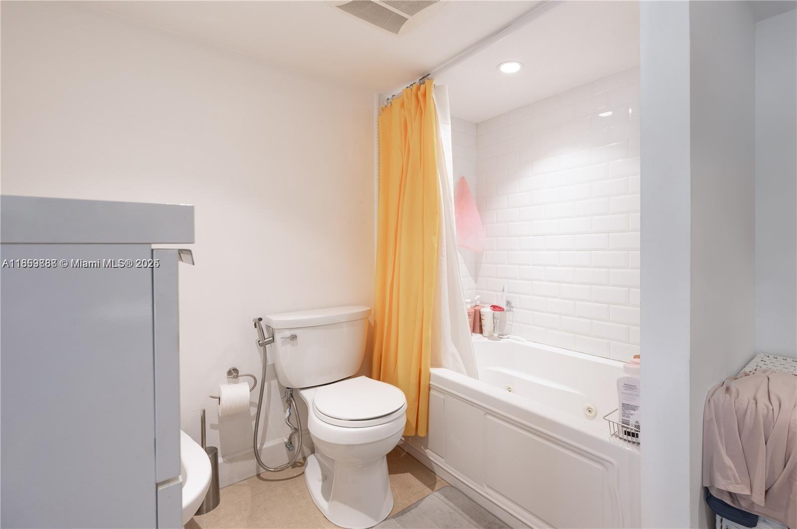 1621 Collins Ave 302 Property Photo 16