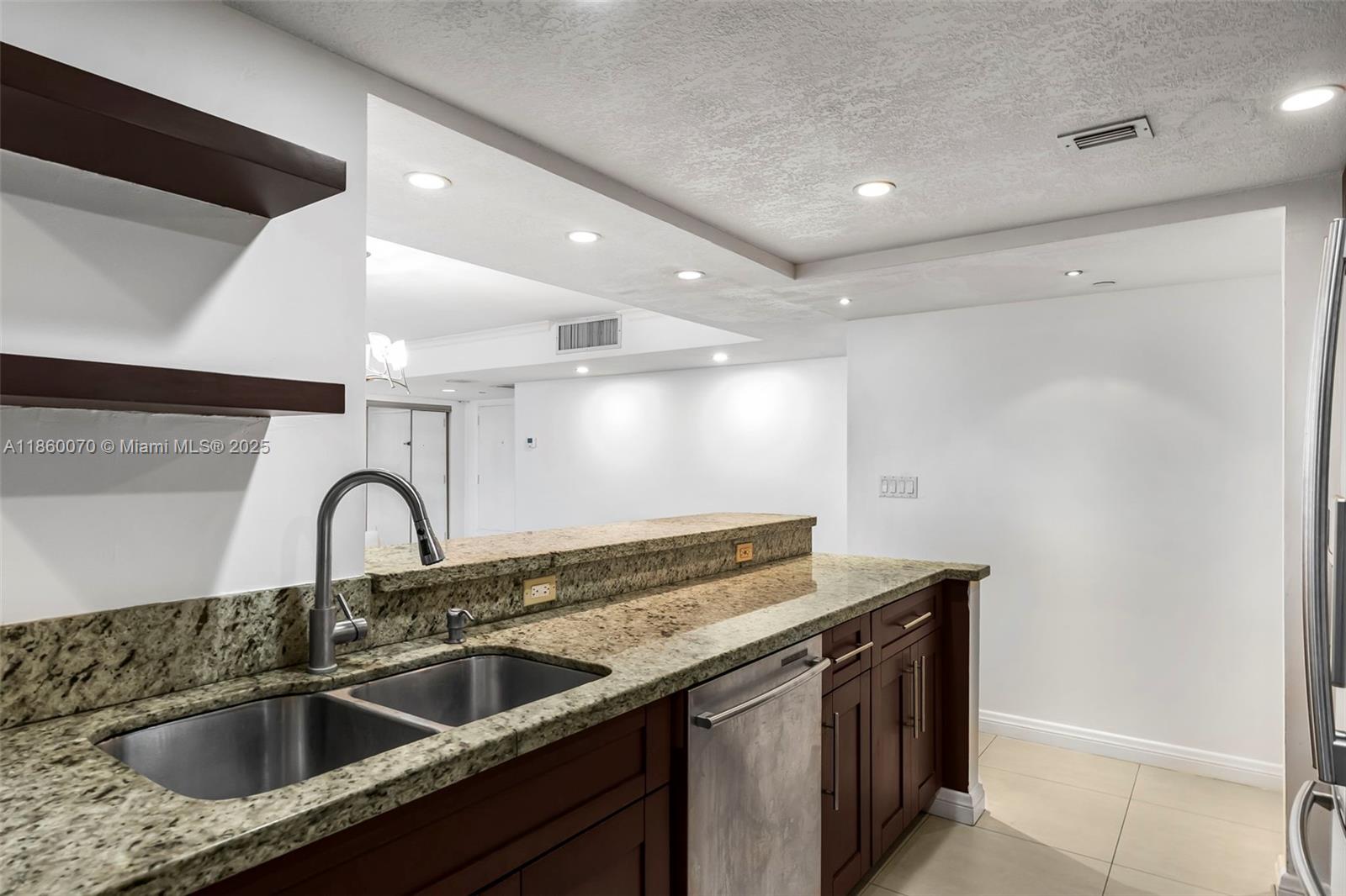2401 Collins Ave 1808 Property Photo 17