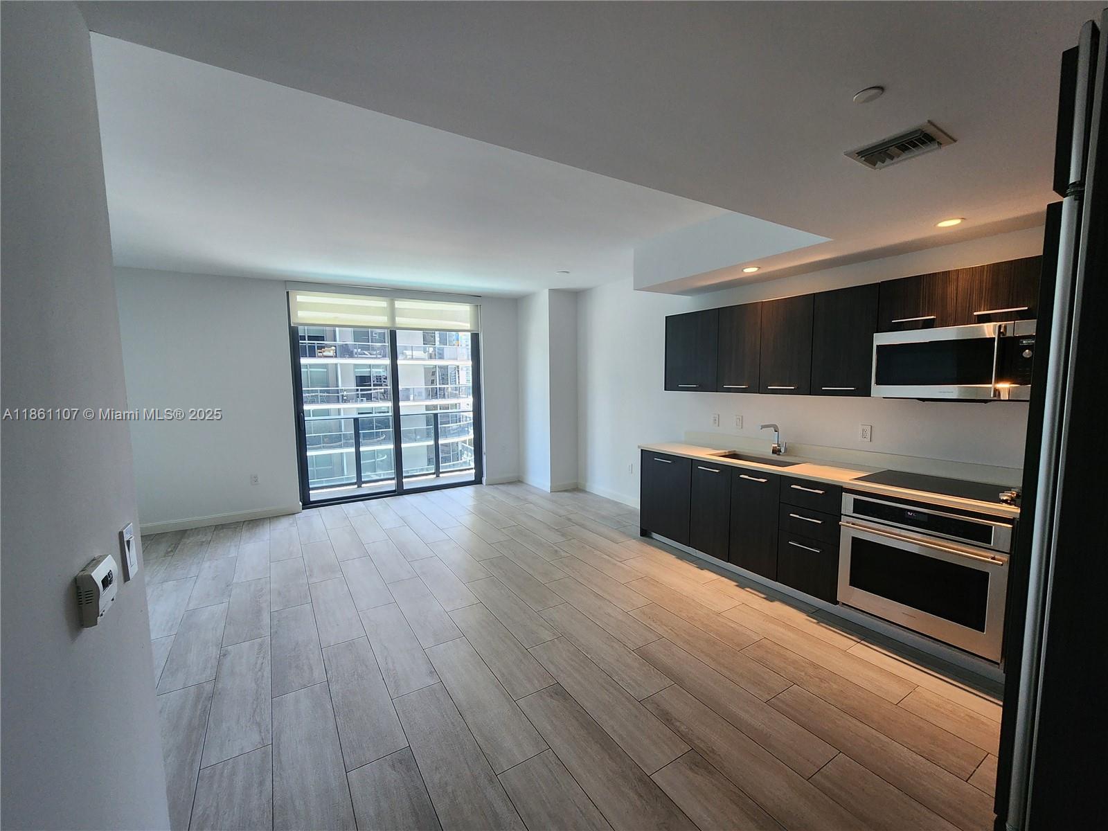 55 Sw 9th St 1402 Property Photo 3