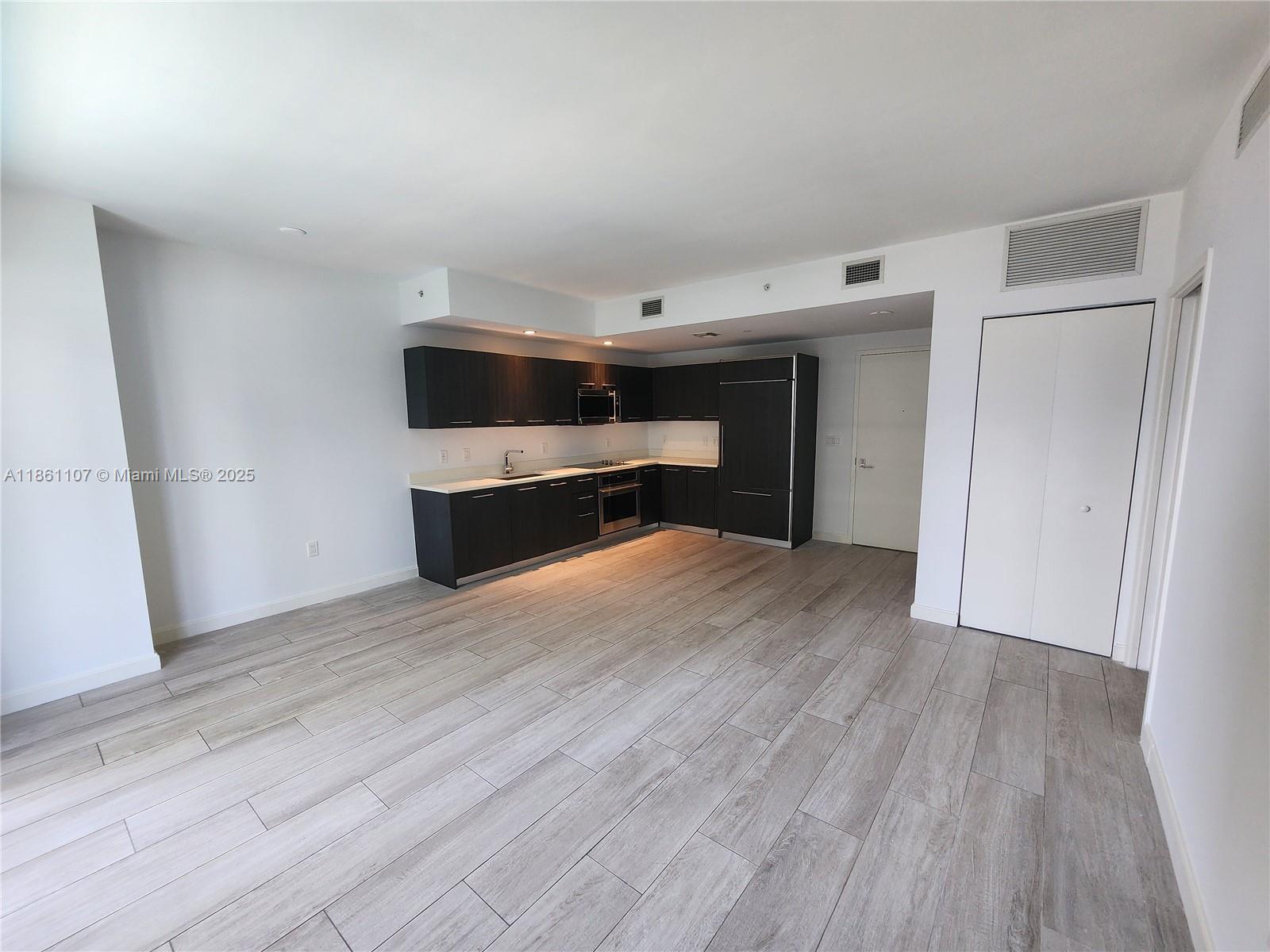 55 Sw 9th St 1402 Property Photo 5