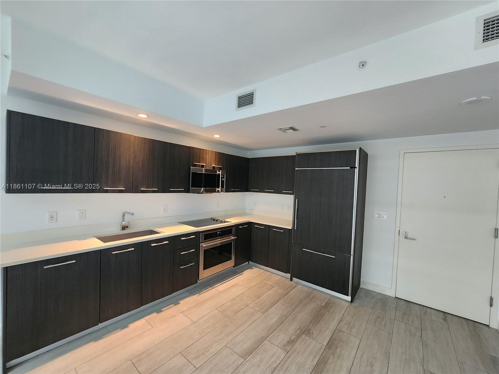 55 Sw 9th St 1402 Property Photo 6