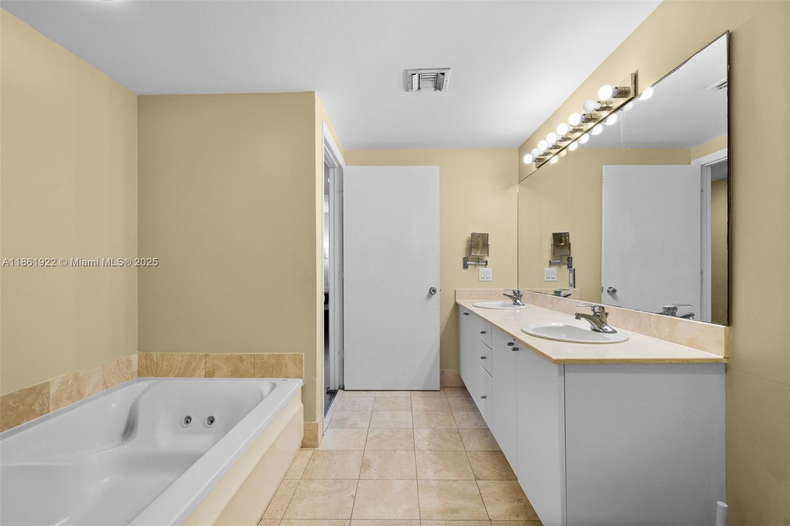 A11861922 Property Photo 24