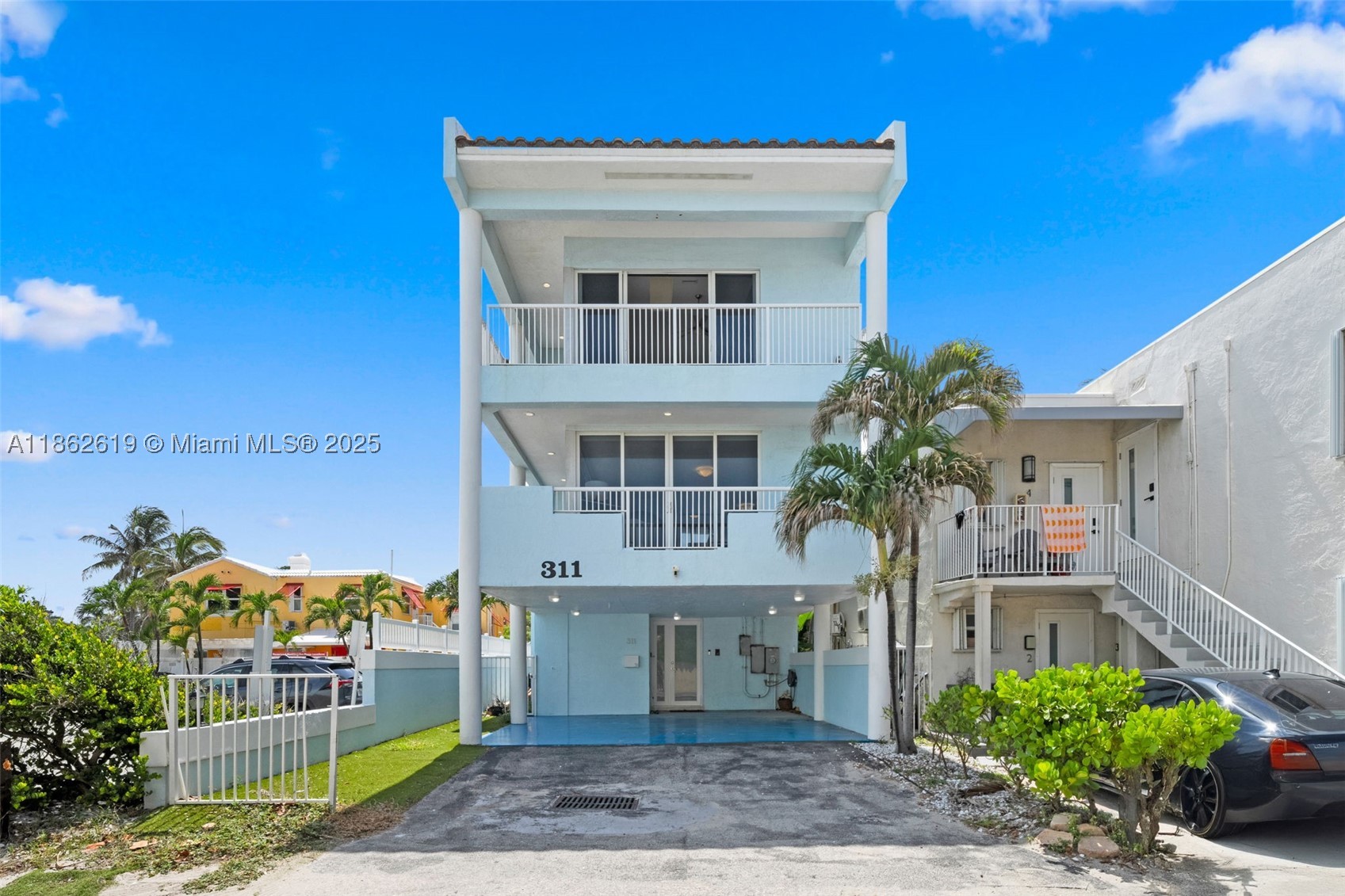 311 N Surf Rd 311 Property Photo 3
