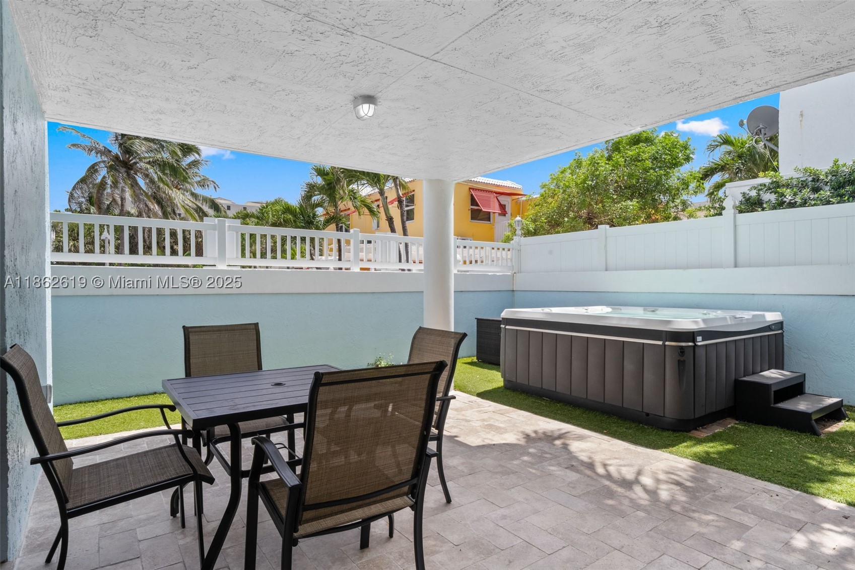 311 N Surf Rd 311 Property Photo 29