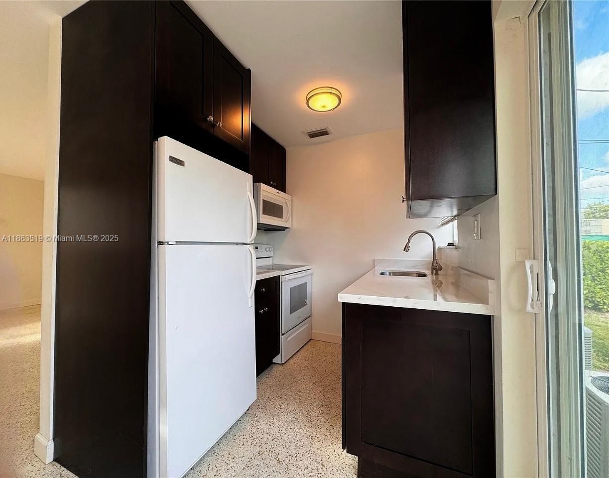 628 W 17th St 628 Property Photo 1