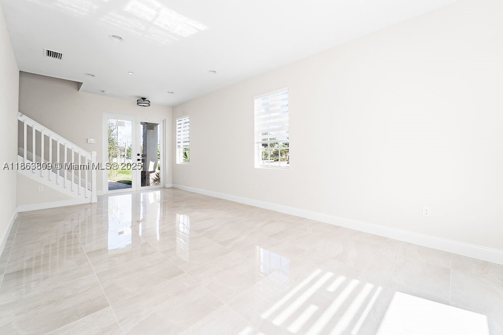 5400 Nw 57th Ct Property Photo 8