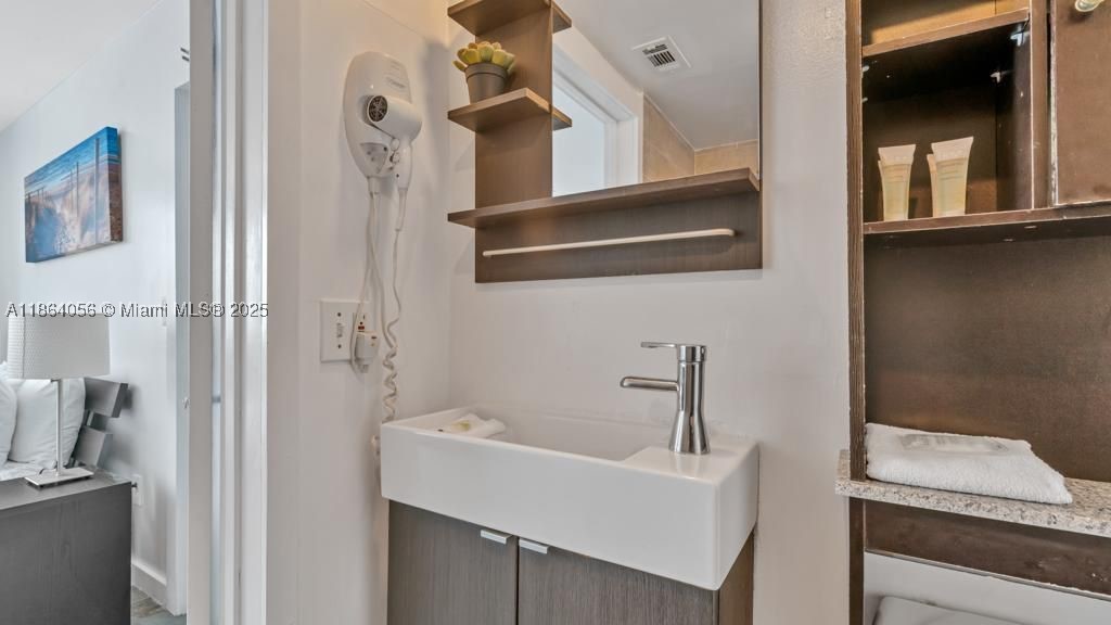 865 Collins Ave 207 Property Photo 10