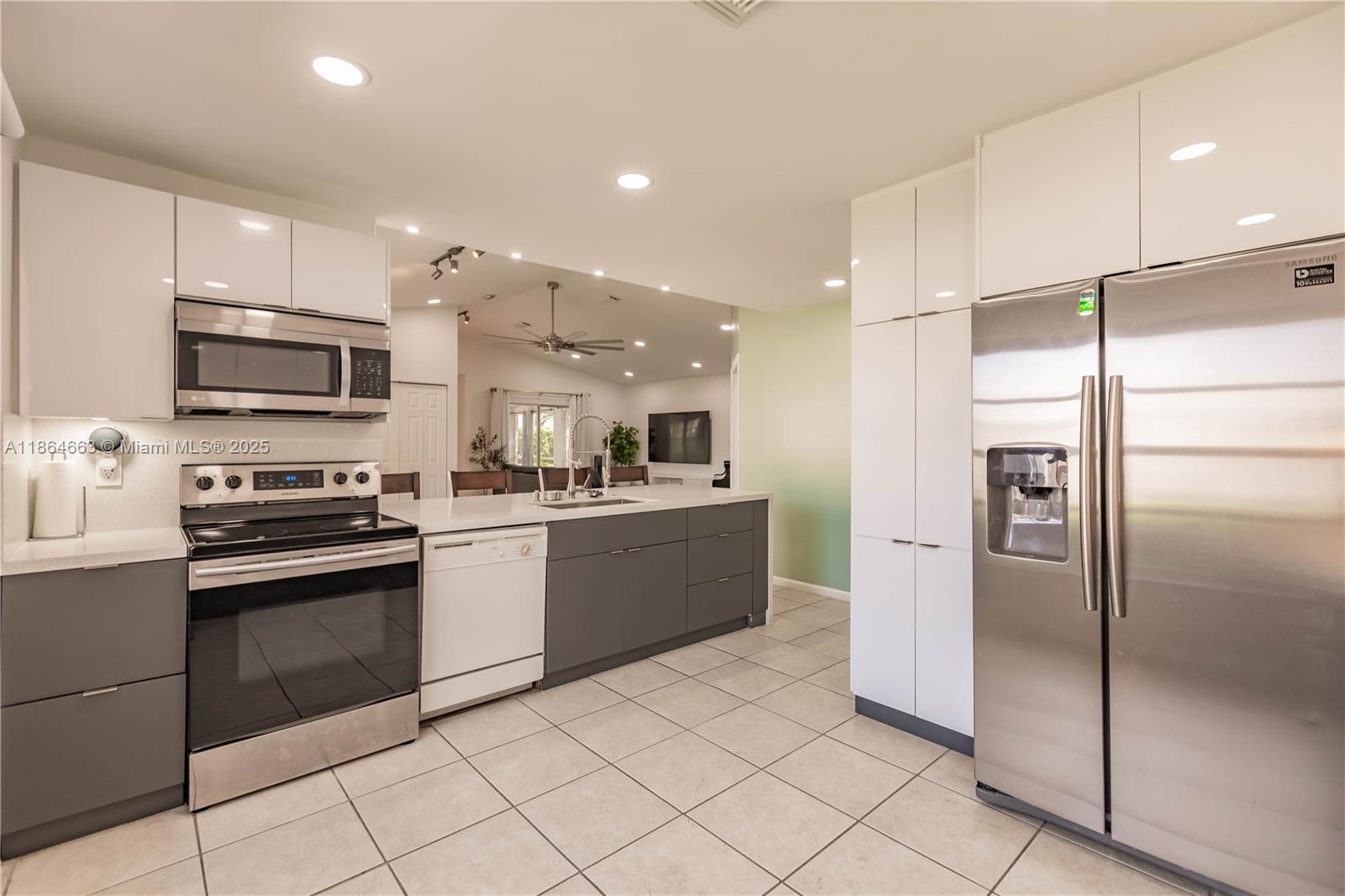 2235 Se 6th Ct Property Photo 6