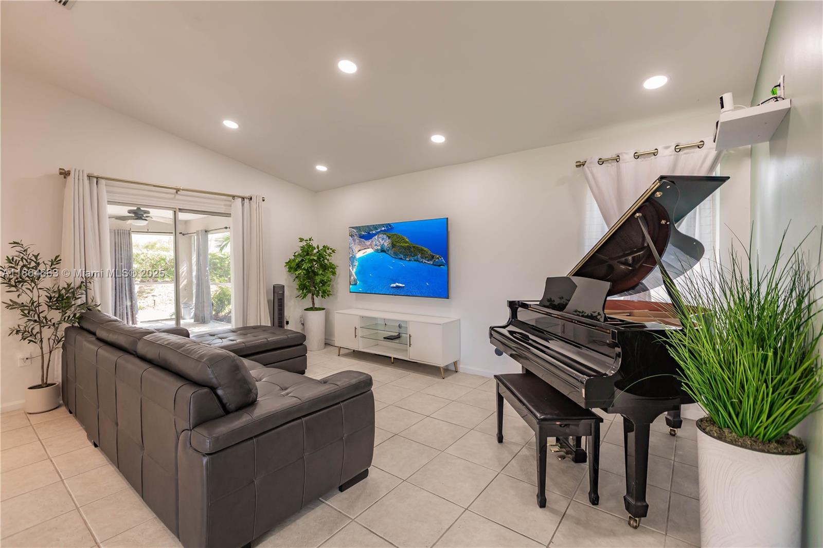 2235 Se 6th Ct Property Photo 8