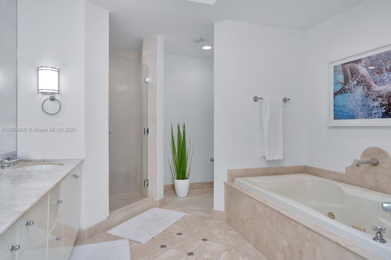 100 S Pointe Dr 2208 Property Photo 21