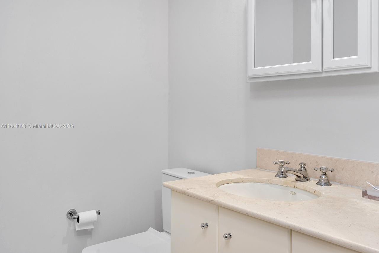 100 S Pointe Dr 2208 Property Photo 23
