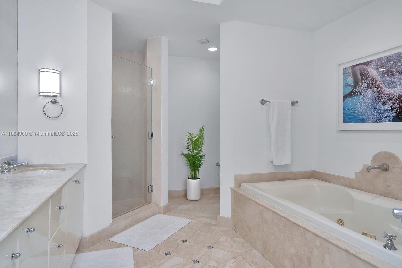100 S Pointe Dr 2208 Property Photo 30