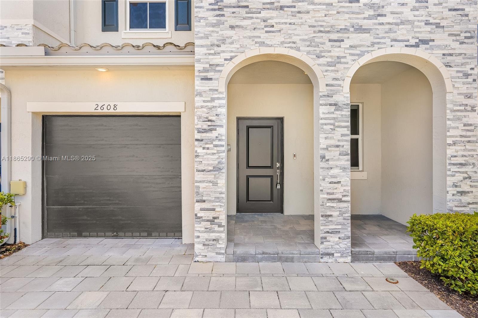 2608 Se 11th Ct 2608 Property Photo 2