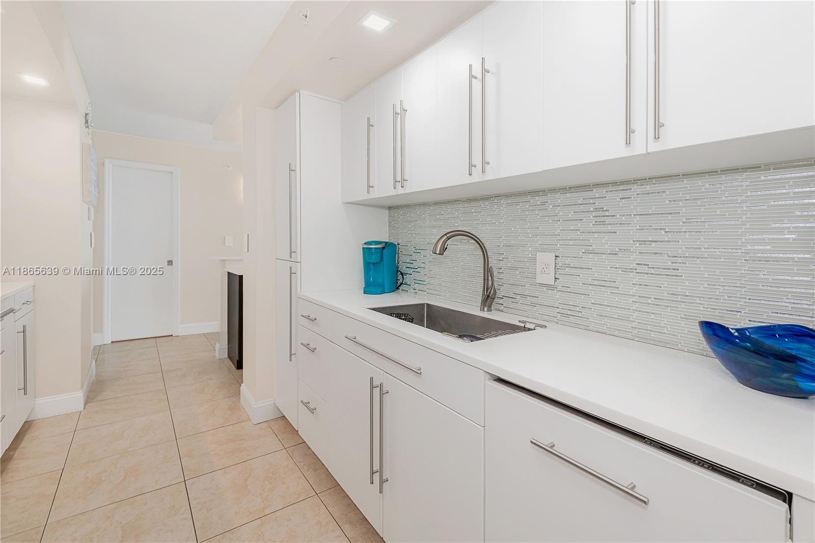 6917 Collins Ave 511 Property Photo 11